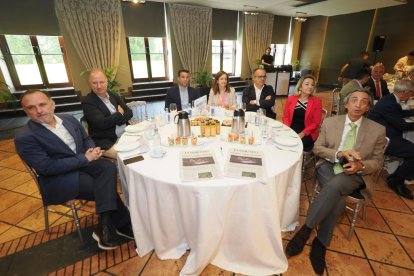 Juan Manuel Guimeráns (Gerente del Ayuntamiento de Valladolid – Sociedad Mixta para la Promoción del Turismo); Rafael Monedero (Presidente de AVADECO); Alberto Sanz (Alcalde del Ayuntamiento de Valdestillas), Laura Del Palacio Egea (Gerente RREE de Mercadona); Florencio Carrera Castro (Director La 8 Valladolid); María Ruth Andérez Alonso (Candidatura del Ayuntamiento de Valladolid); Juan Carlos De Margarida Sanz (Decano-Presidente del Colegio Economistas de Valladolid). Club de Prensa El Mundo. Conversaciones políticas con Jesús Julio Carnero. -PHOTOGENIC