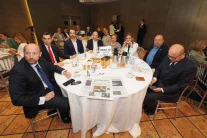 Pelayo Fernández (Secretario de Comunicación del PPCyL), Santiago Álvarez Santos (Gerente de Banca Institucional del Banco Santander); Teodolindo Chillón (Gerente de Queserías Chillón); María Carmen Lorenzo Domínguez (Queserías Chillón); María José De la Calle (Gerente de la Asociación Provincial de Empresarios de Hostelería de Valladolid), Jaime Fernández (Presidente de la Asociación Provincial de Empresarios de Hostelería de Valladolid); Félix Martín Villa (Director de Administraciones Públicas en Castilla y León del Banco Sabadell). Club de Prensa El Mundo. Conversaciones políticas con Jesús Julio Carnero. -PHOTOGENIC