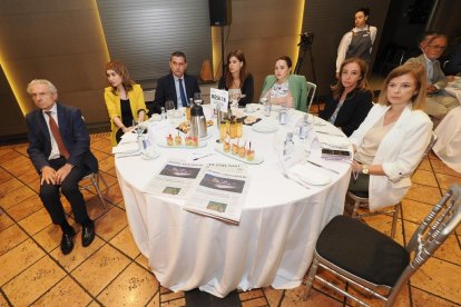 Félix Cano (CEO de Lingotes Especiales); Marian Martín (Departamento Comercial de EDIGRUP-La 8 Valladolid); José Luis De La Fuente (Director Comercial de RTVCyL); Estefanía Ureña (Jefa de Prensa de la Consejería de Sanidad); Fermina Martín (Jefa de Gabinete de la Consejería de Sanidad); María Jesús Garía (Departamento Financiero de EDIGRUP Media); Reyes Alonso (Departamento Comercial de Castilla y León EsRadio). Club de Prensa El Mundo. Conversaciones políticas con Jesús Julio Carnero. -PHOTOGENIC