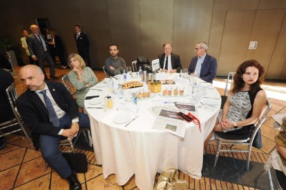 Javier González Benito (Vicerrector de la USAL); Beatriz Diéguez Orihuela (Relaciones Institucionales de ASPAYM Castilla y León); Pablo Yañez (Director de Aquilea Comunicación); Gumersindo Sanabria Santervás (Decano del Colegio Oficial de Ingenieros Técnicos Agrícolas);  Miguel De Celis (Director de Galera Publicidad); Inmaculada Cernuda García (Vicepresidente de Autismo Valladolid); Emilia Camino (Vicedecana del Ilustre Colegio de Procuradores de Valladolid). Club de Prensa El Mundo. Conversaciones políticas con Jesús Julio Carnero. -PHOTOGENIC