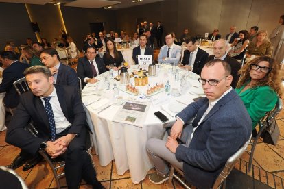 Alberto Navarro (Director de Instituciones en Castilla y León de Caixabank Castilla y León – Asturias); Gonzalo Cebrián Ruíz (Director de Banca de Instituciones de Caixabank); Raúl Lozano Corchón (Diputado provincial de la Diputación de Soria); Elena Yubero Benito; Fernando Esteban (Diputación Delegado del Servicio de Asesoramiento Local de la Diputación de Valladolid); Francisco Javier González Vega (Diputado de Juventud y Deportes de la Diputación de Valladolid); David Esteban (Alcalde del Ayuntamiento de Medina de Rioseco); Antonio Piedra (Presidente de la Fundación Jorge Guillén); María José Gutiérrez Criado (Delegada Territorial Castilla y León de Telefónica); Mariano González Clavero (Vicepresidente de CSIF Valladolid). Club de Prensa El Mundo. Conversaciones políticas con Jesús Julio Carnero. -PHOTOGENIC