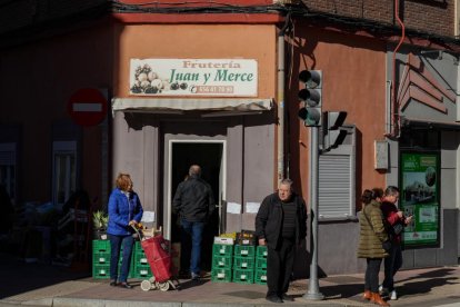 Carretera de Rueda, frutería Juan y Merce.- J.M. LOSTAU