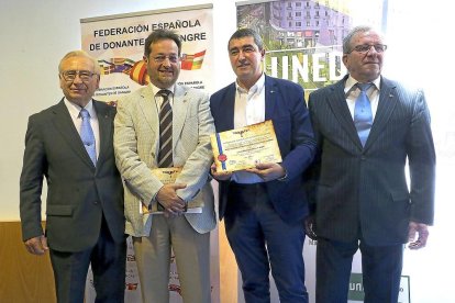 Martín Maceñido, Fernando Prados, Pablo R. Lago y Nicolás Patino en el acto de entrega. RAQUEL P. VIECO