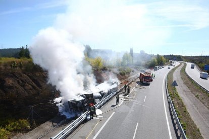 Accidente entre un camión y un turismo en la autovía A6 en Ponferrada