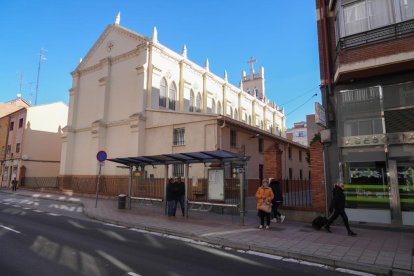 Carretera de Rueda, parroquia Nuestra Señora del Rosario.- J.M. LOSTAU