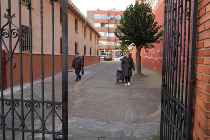 Carretera de Rueda, pasaje junto a la Iglesia que une la Carretera de Rueda con Joaquín María Jalón.- J.M. LOSTAU
