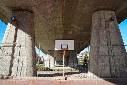 Carretera de Rueda, zona deportiva bajo el puente de la avenida de Zamora.- J.M. LOSTAU