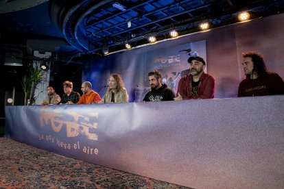El cantante Robe Iniesta (4d) y el resto de integrantes del grupo 'ROBE' durante una rueda de prensa por el lanzamiento de su nuevo disco, a 19 de diciembre de 2023, en Madrid (España). - A. Pérez Meca - Europa Press