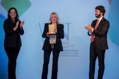 Julia Almeida, investigadora del Centro de Investigación del Cáncer y del Ibsal, recibe el premio Mejor Proyecto del Año 2023 de la presidenta de Edigrup, Adriana Ulibarri, y del vicepresidente de la Junta, Juan García-Gallardo. PHOTOGENIC