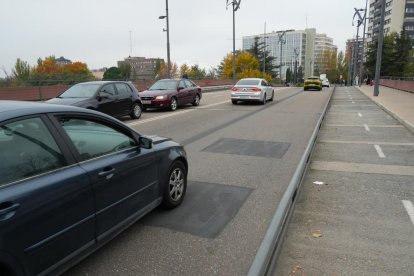 Puente de Isabel la Católica sin las marcas exclusivas para el carril bus y taxi. J.M. LOSTAU