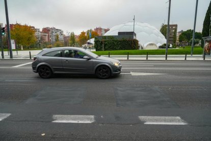Puente de Isabel la Católica sin las marcas exclusivas para el carril bus y taxi. J.M. LOSTAU