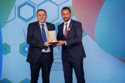 Pablo López, director general de Cesvimap, recibe el premio al Mejor Proyecto de Ávila del primer teniente de alcalde, José Ramón Budiño. PHOTOGENIC