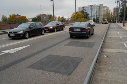 Puente de Isabel la Católica sin las marcas exclusivas para el carril bus y taxi. J.M. LOSTAU
