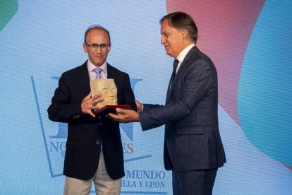 Juan Carlos Arévalo, profesor titular de la Usal e investigador de Instituto de Neurociencias de Castilla y León, recibe el premio al Mejor Proyecto de Salamanca del alcalde, Carlos García Carbayo. PHOTOGENIC