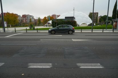 Puente de Isabel la Católica sin las marcas exclusivas para el carril bus y taxi. J.M. LOSTAU