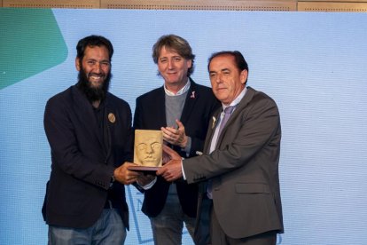 Pablo Sabín, CEO y director de Cesefor, y Benito Serrano, presidente de la Diputación, reciben el premio al Mejor Proyecto de Soria del alcalde, Carlos Martínez. PHOTOGENIC