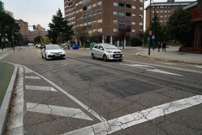 Puente de Isabel la Católica sin las marcas exclusivas para el carril bus y taxi. J.M. LOSTAU