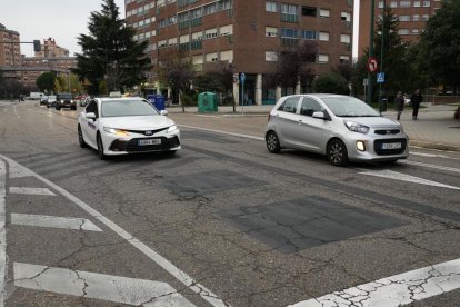 Puente de Isabel la Católica sin las marcas exclusivas para el carril bus y taxi. J.M. LOSTAU