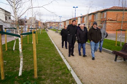 Óscar Puente, alcalde de Valladolid, transcurre por el Barrio España tras las mejoras.
