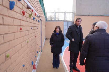 Óscar Puente, alcalde de Valladolid, visita las mejoras del Barrio España.