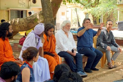 Gabarrón pinta 'Ojos de un sueño' sobre un gran lienzo en el encuentro 'Ámbito' en Santiniketan (India).- ICAL
