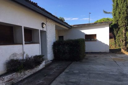 Fachada de los chalés que se pueden demoler.- A.V.