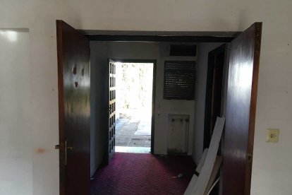 Puerta de entrada a una de las viviendas que no hace falta conservar.- A.V.