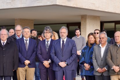 Minuto de silencio por los guardias civiles de Barbate en las Cortes de Castilla y León en Valladolid - ICAL