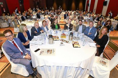 El concejal Pedro Herrero; la concejala de Vigo, Patricia Rodríguez; el presidente de la Cámara de Comercio, Víctor Caramanzana; la delegada del Gobierno, Mercedes Martín; la consejera delegada de Edigrup, Adriana Ulibarri; el alcalde de Vigo, Abel Caballero; el secretario autonómico del PSOE, Luis Tudanca; el presidente de Asaja, Donaciano Dujo y Laura Soria.