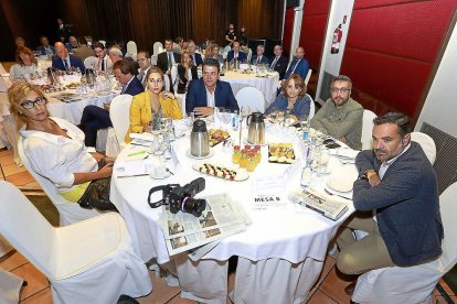 Encarnación Sandonís, Beatriz Hernández, Luis Lucido, María Blanco, José Antonio Caballero y Javier Gallo.