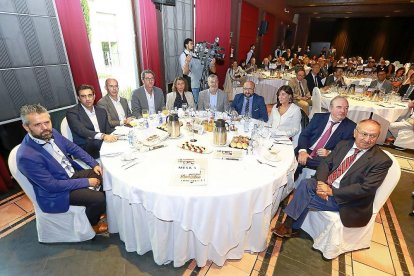 El secretario de Política Sindical de UGT de Castilla y León, Raúl Santa Eufemia; el portavoz de Vox en Valladolid, Javier García Bartolomé; el portavoz de Ciudadanos, Martín Fernández; los senadores socialistas  Manuel Escarda, Sara Galván y Marcial Barba; el subdirector de El Mundo de Castilla y León, Felipe Ramos; la vicepresidenta segunda de las Cortes y secretaria de Organización del PSOE, Ana Sánchez; el secretario primero de las Cortes y procurador socialista, José Francisco Martín y el subdelegado del Gobierno en Valladolid, Emilio Álvarez.