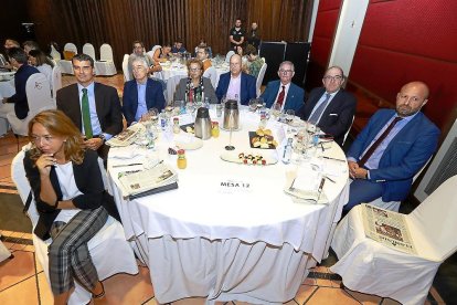 Cristina Macario, Santiago Campos, Francisco Heras, María del Carmen Lorenzo, Teodolindo Chillón, Armando Reinoso, Emilio Martínez y Oliver Becerro.