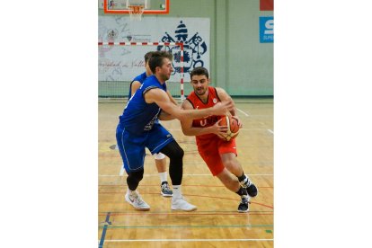 Imagen de archivo de un partido del CD Universidad de baloncesto masculino. / J. M. LOSTAU