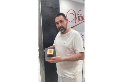 El presidente Rafael Mesonero con el pastel del libro