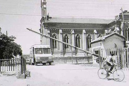 El polémico paso a nivel de la Pilarica a comienzos de los 70. ARCHIVO MUNICIPAL