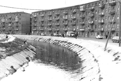 Curva del río Esgueva en el Paseo del Cauce, a la altura del puente de La Pilarica. Fecha desconocida, atribuido al final de los años 70 o principios de los 80. ARCHIVO MUNICIPAL