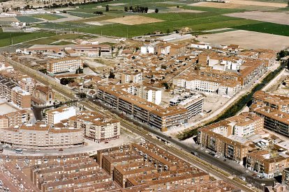 Panorámica de Valladolid. Barrio de la Pilarica: bloques de viviendas en el cruce del río Esgueva (paseo del Cauce) con la calle Salud y la vía del ferrocarril. A la izquierda destacan la Parroquia de Nuestra Señora del Pilar y el Colegio Reinado del Corazón de Jesús. A la derecha del cauce, Colegio Público Miguel Hernández. Año 1984. ARCHIVO MUNICIPAL
