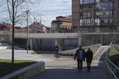 Plaza de Rafael Cano y paso bajo la vía del ferrocarril en la actualidad. J. M. LOSTAU