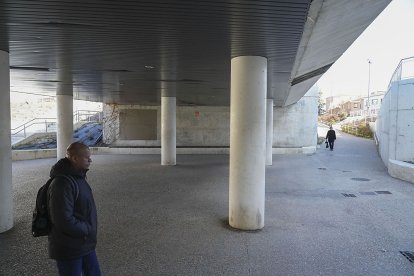 Pasaje bajo las vías en la plaza Rafael Cano. J. M. LOSTAU