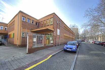 Colegio público Gabriel y Galán, en el Paseo del Cauce del barrio La Pilarica de Valladolid.- J. M. LOSTAU