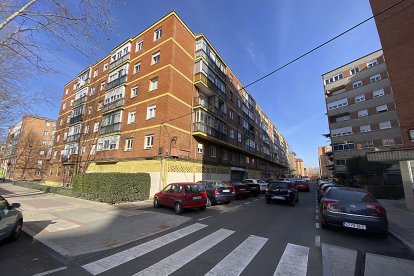 Calle Doce de Octubre del barrio La Pilarica de Valladolid.- J. M. LOSTAU