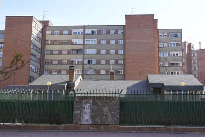 Centro social 
 de las torres de la Glorieta del Descubrimiento del barrio La Pilarica de Valladolid.- J. M. LOSTAU