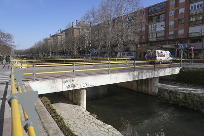 Paseo del Cauce del barrio La Pilarica de Valladolid.- J. M. LOSTAU
