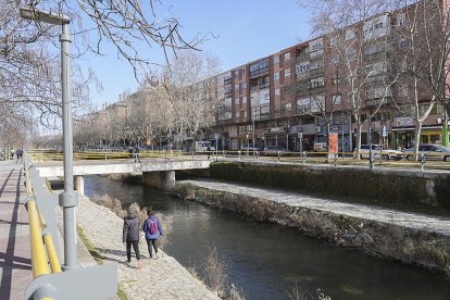 Paseo del Cauce del barrio La Pilarica de Valladolid.- J. M. LOSTAU