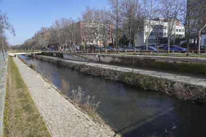 Paseo del Cauce del barrio La Pilarica de Valladolid.- J. M. LOSTAU