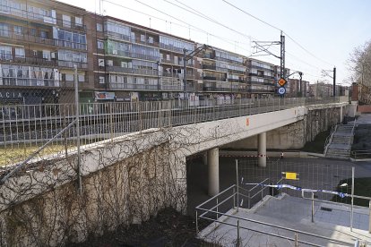 Antiguo paso subterráneo junto a la plaza Rafael Cano del barrio La Pilarica de Valladolid.- J. M. LOSTAU