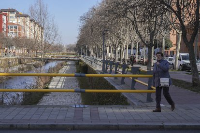 Paseo del Cauce del barrio La Pilarica de Valladolid.- J. M. LOSTAU
