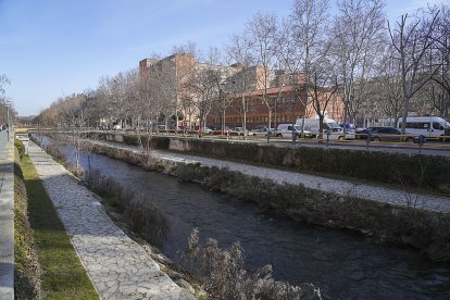 Paseo del Cauce del barrio La Pilarica de Valladolid.- J. M. LOSTAU