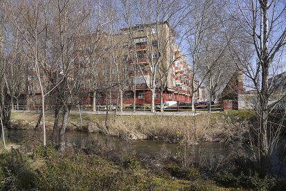 Paseo del Cauce del barrio La Pilarica de Valladolid.- J. M. LOSTAU