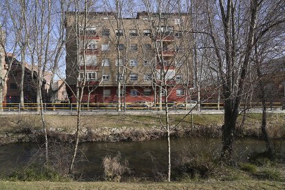 Paseo del Cauce del barrio La Pilarica de Valladolid.- J. M. LOSTAU